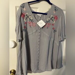DAVI & DANI Floral Embroidered Blouse in Gray